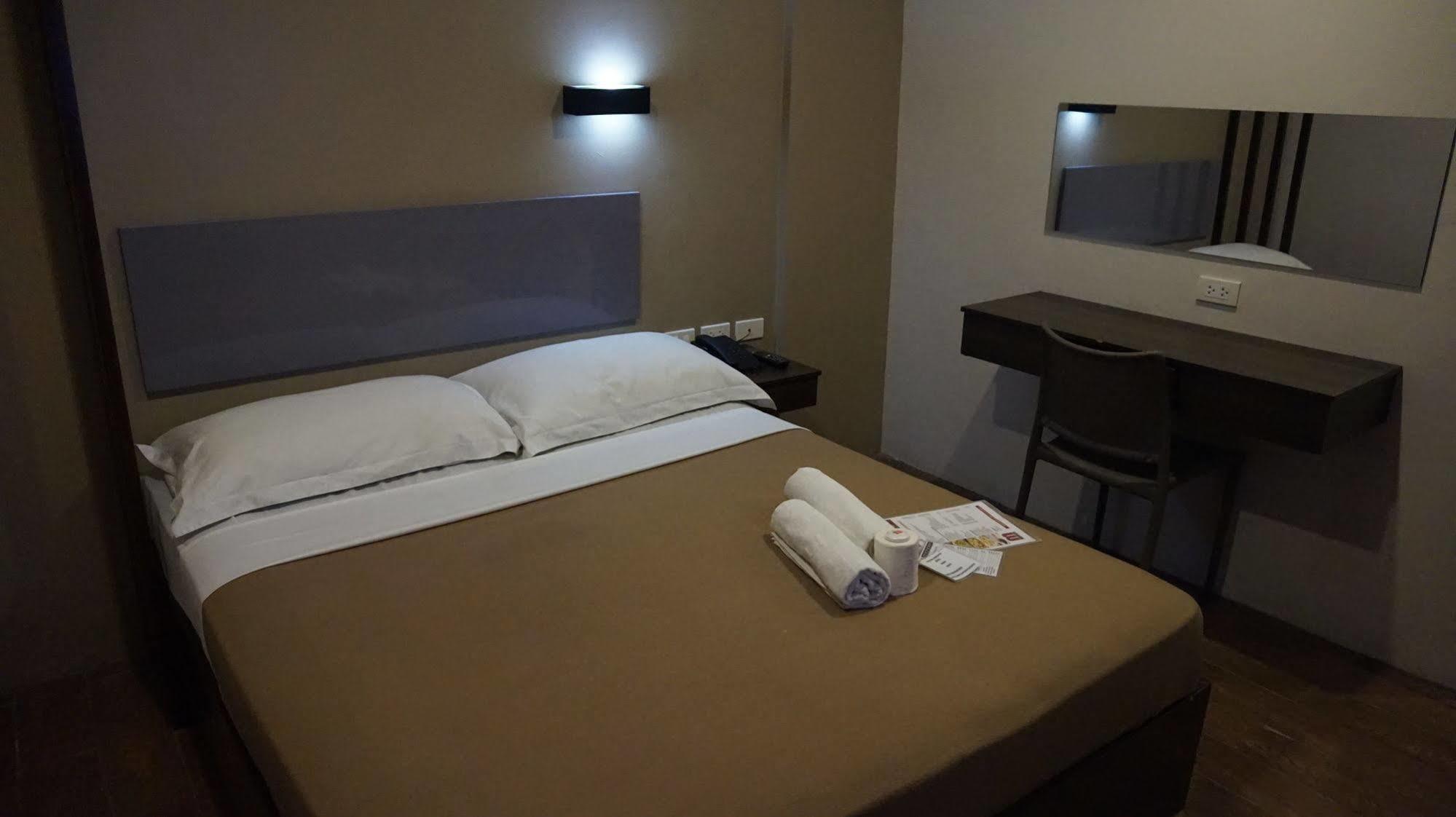 Oyo 637 Fox Hotel Quezon City Exteriér fotografie
