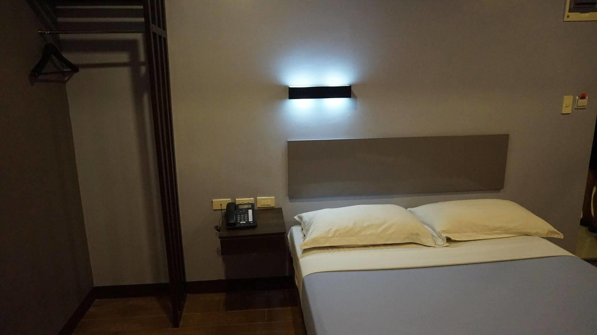 Oyo 637 Fox Hotel Quezon City Exteriér fotografie